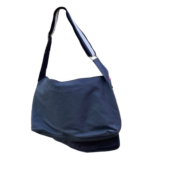 Victoria's Secret PINK messenger style crossbody/ laptop case with padded bottom - Picture 4 of 8